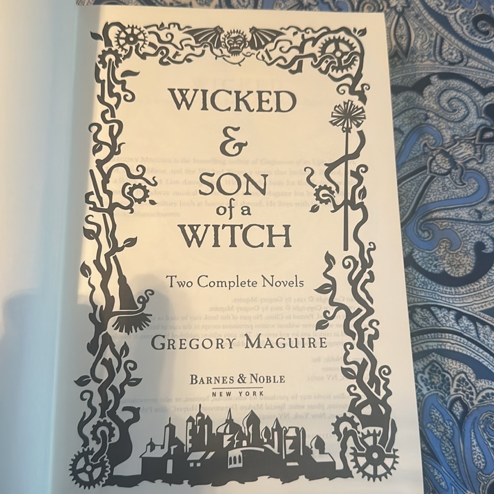 Wicked 2 novel book & Emerald City keychain - Picture 3 of 7